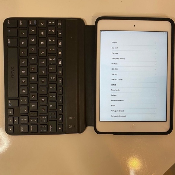 Apple iPad mini Wi-Fi + Cellular 16GB with Zagg Keyboard Case - Picture 1 of 10